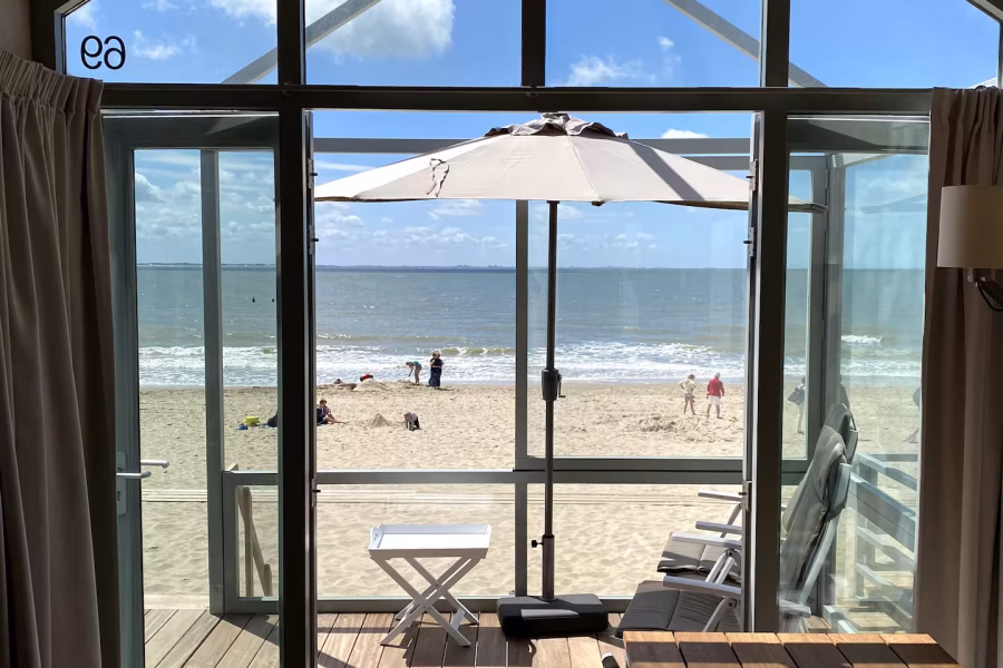 Modern strandhuisje met achterterras in Dishoek